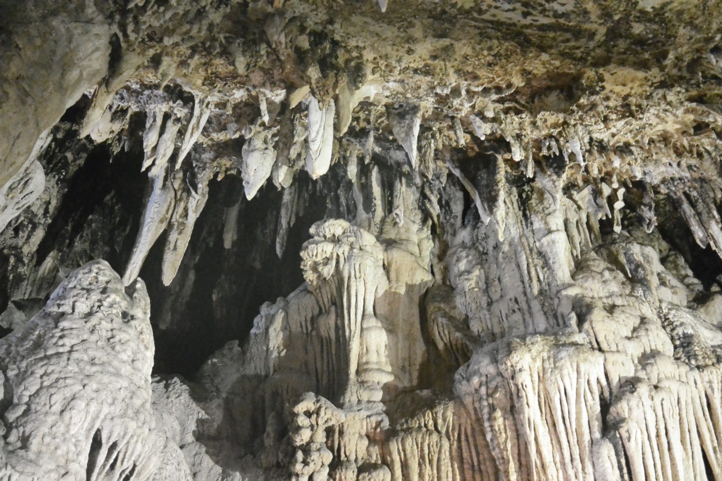dentro de la cueva Lung Khuy