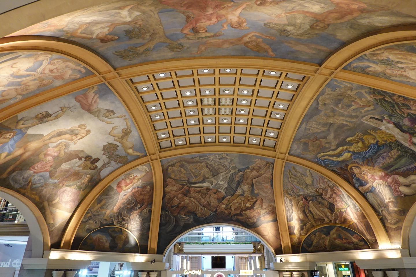 Dome of Galerias Pacifico in the lower floor