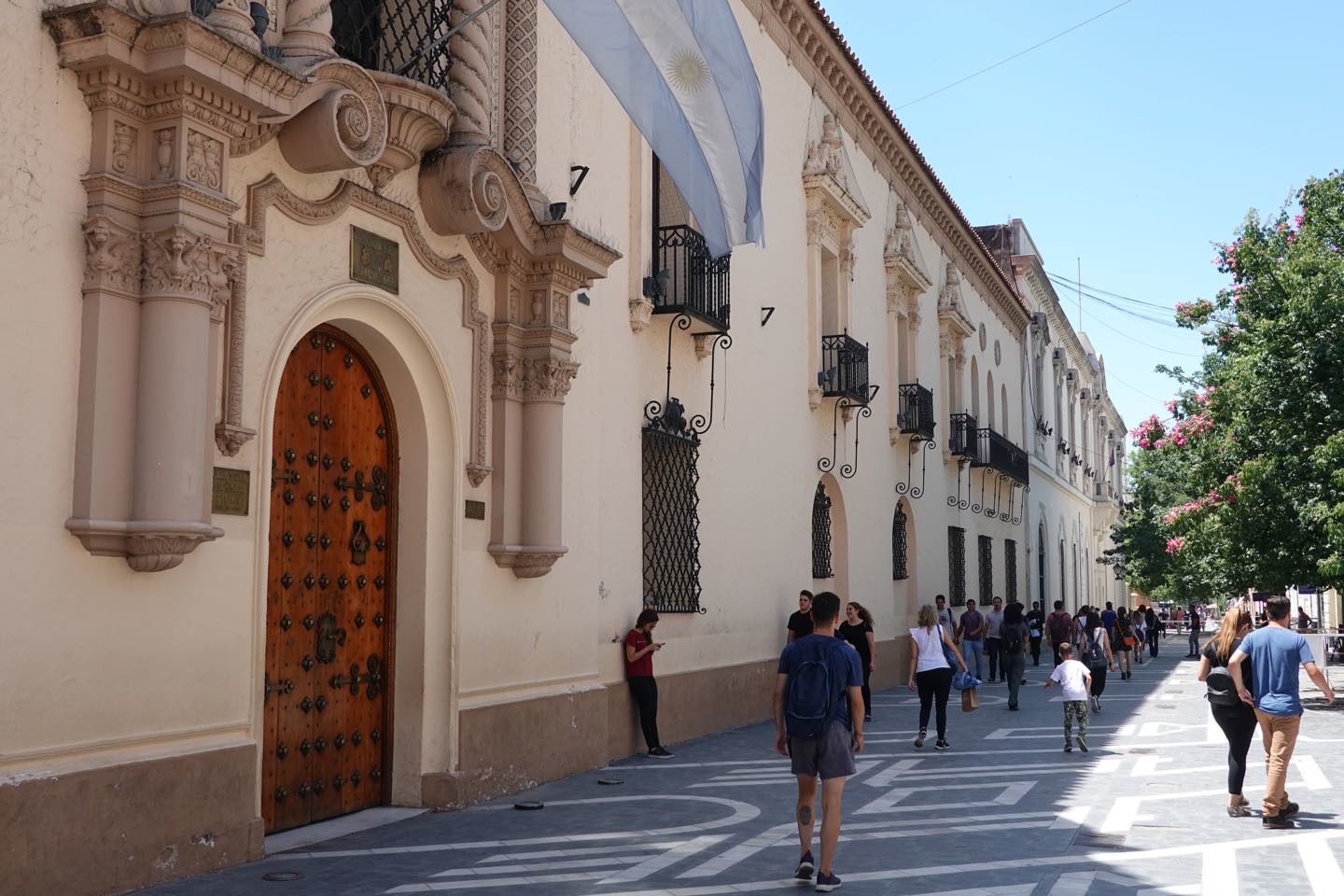 Fachada del Colegio Nacional de Monserrat