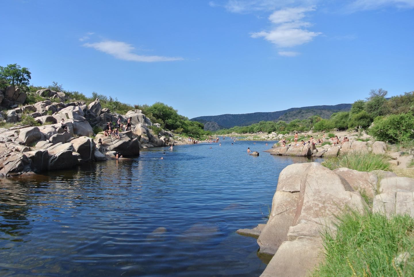 Balneario Tres Piletas Río Quilpo, la principal atracción de San Marcos Sierra de día.