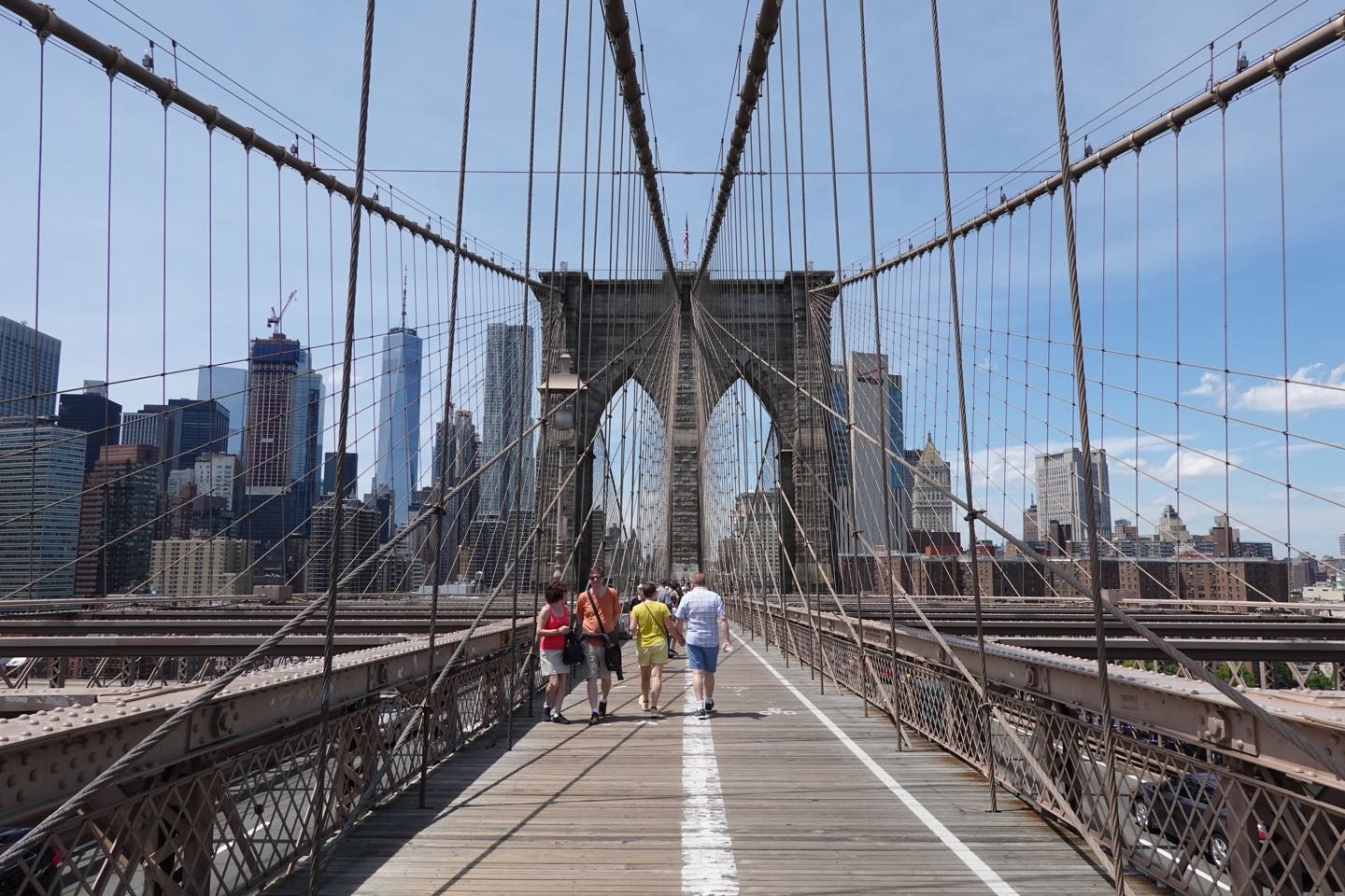 Las mejores atracciones en Nueva York, caminar el Brooklyn Bridge.