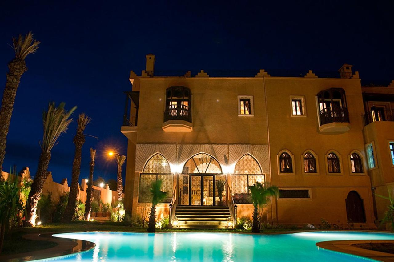 Exterior del hotel Le Temple Des Arts en Ouarzazate, mostrando una piscina y el edificio principal.