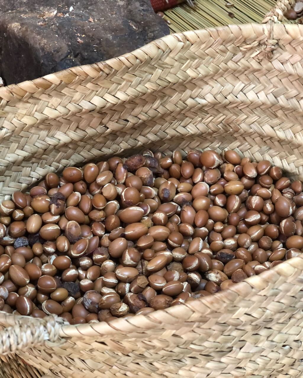 Nueces de argán en una bolsa.