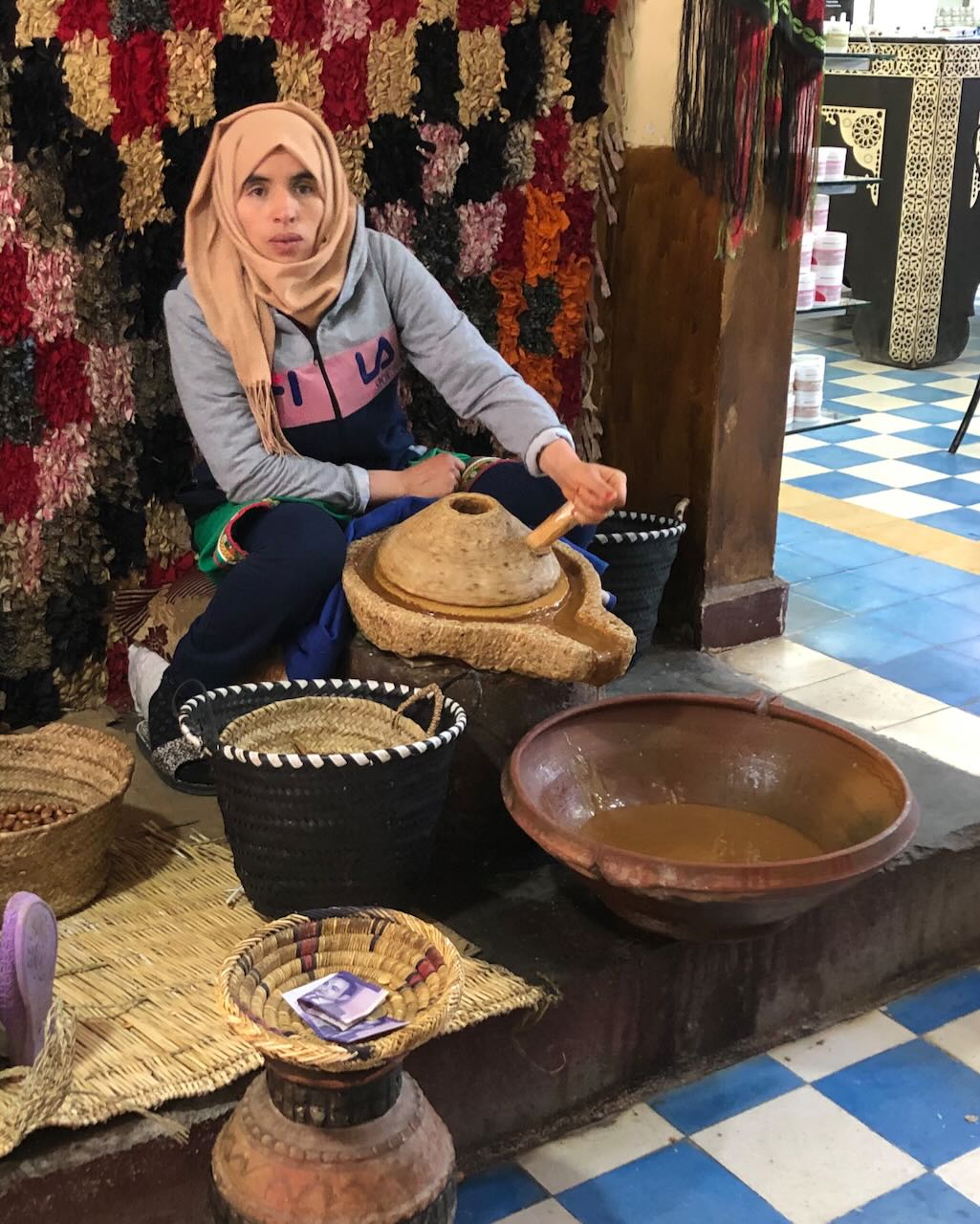 Mujer marroquí extrayendo el aceite de argán de manera tradicional.