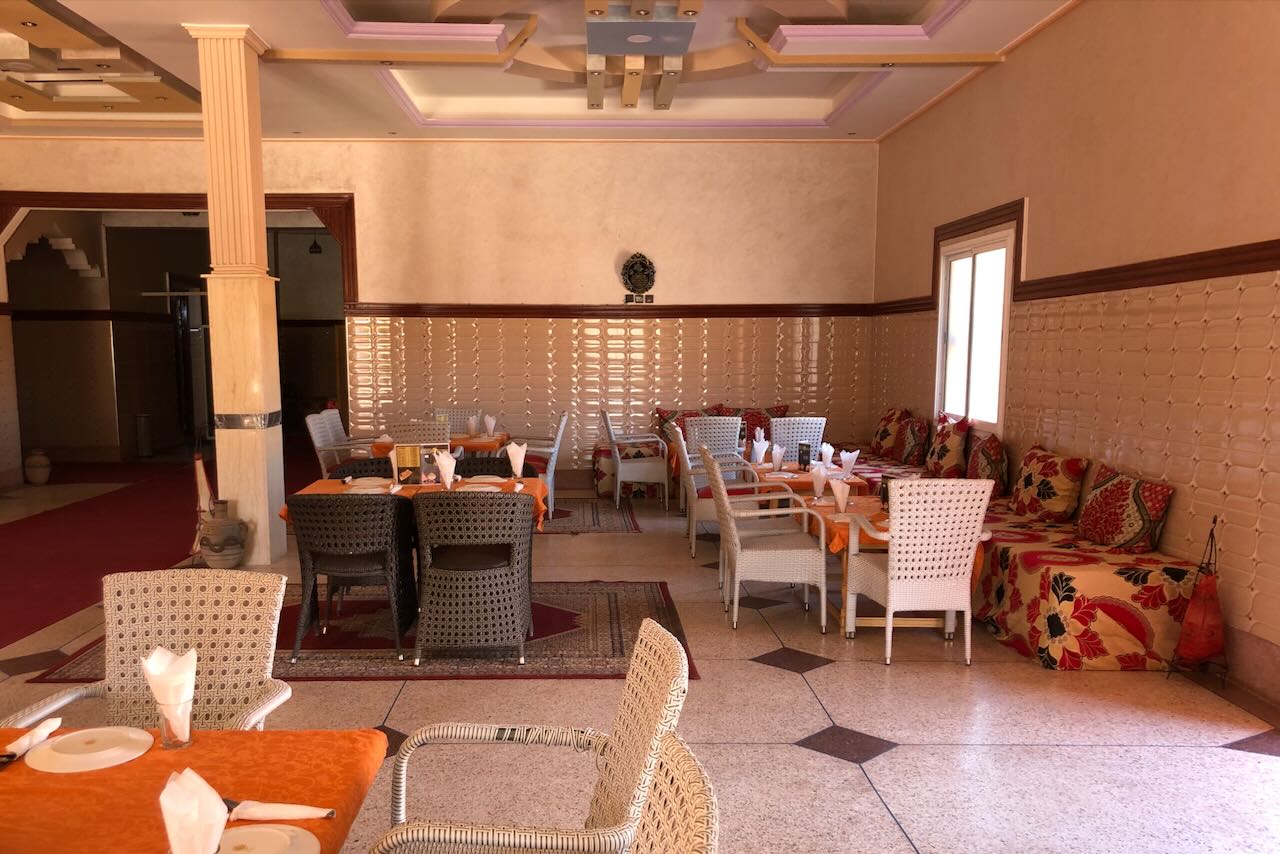 Interior de un restaurant marroqui en la zona de la Cordillera del Atlas.