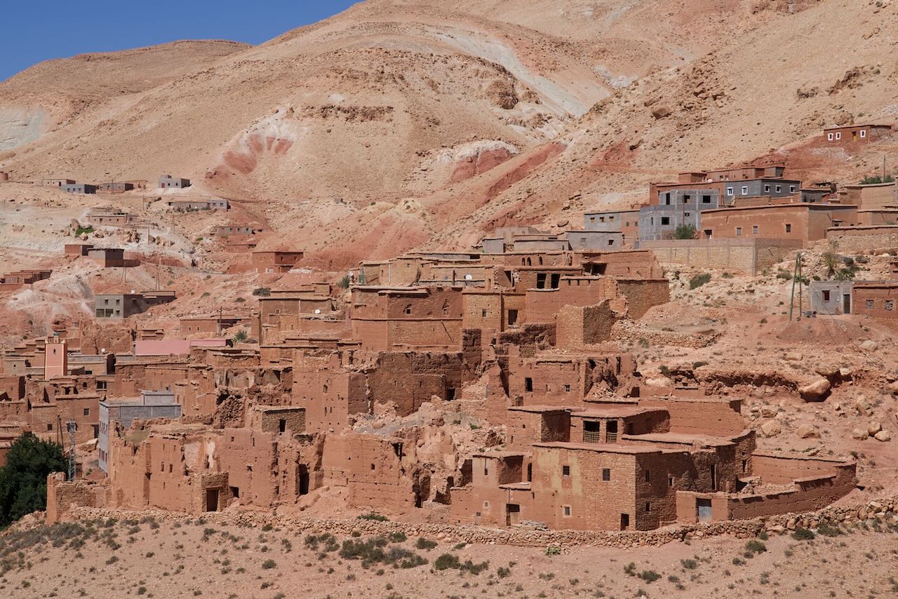 Pueblo de barro visto en el tour hacia Ait Benhaddou en la Cordillera del Atlas.