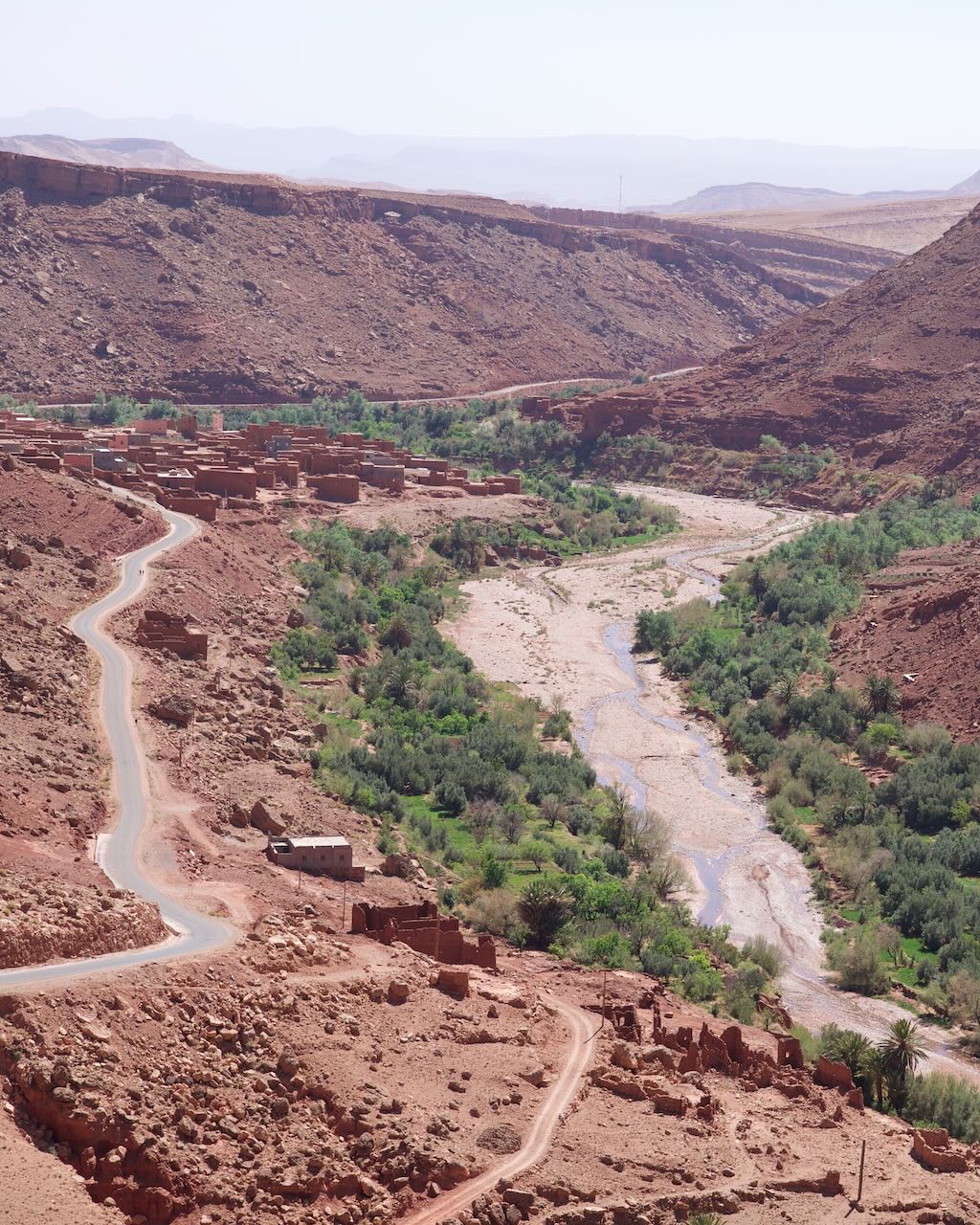 Paisaje árido visto en el tour hacia Ait Benhaddou en la Cordillera del Atlas.