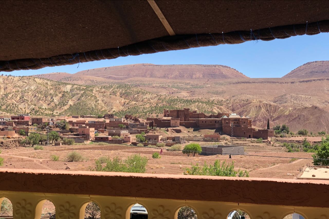 Vista desde el restaurant hacia las montañas Atlas y unos edificios de barro.